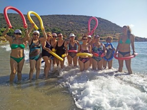 Οι κυρίες του Τμήματος Γυμναστικής Aqua Aerobics του ΚΑΠΗ Δήμου Μαρκοπούλου μαζί με τη γυμνάστρια κα Ελισάβετ Γρίσπου