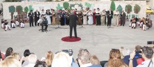 2 η χορωδία του συλλόγου Λυκουρίζα Λαγονησίου με τον μαέστρο Αιμίλιο Γιαννακόπουλο